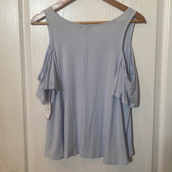 Forever 21 contemporary size M Cold shoulder top - Picture 5 of 5